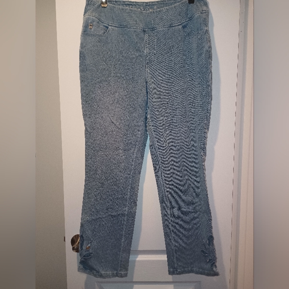 Belle Believe in your own beauty jeans with flower cut out